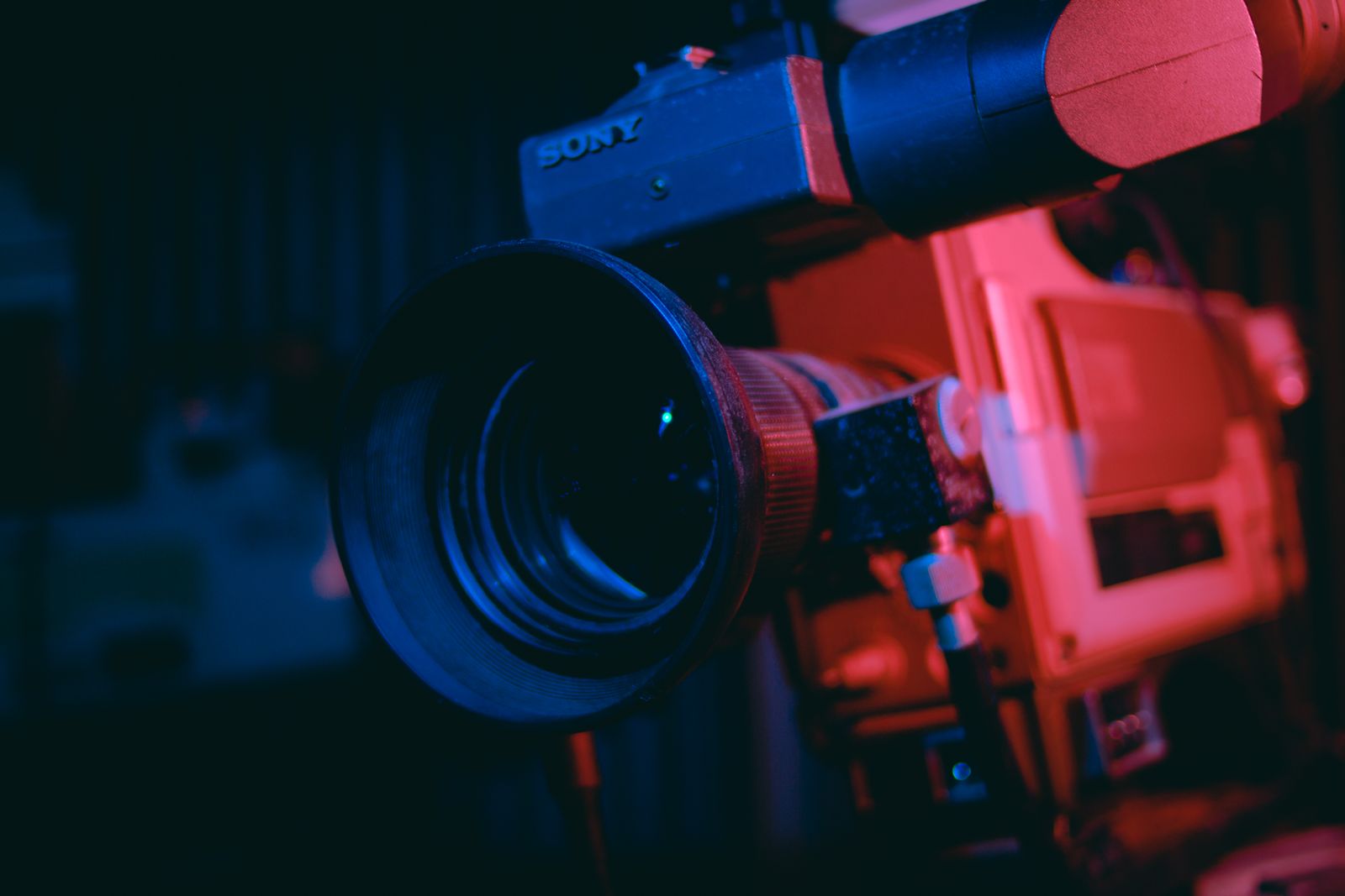 Cámara de cine profesional en set de rodaje